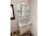 中央町１（結城駅） 1298万円 室内（2023年2月）撮影 清潔感のある洗面化粧台は毎朝の身支度をサポートするリフトアップシャワー付き。