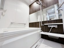 ニックハイム鶴見第５ 毎日の疲れを癒すバスルームはもちろん追い焚き機能ございます。浴室換気乾燥機も装備しています♪