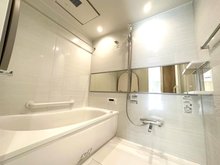サンクタス横浜南の丘 毎日の疲れを癒すバスルームはもちろん追い焚き機能ございます。浴室換気乾燥機も装備しています♪