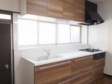 市野辺（下館駅） 998万円 室内（2022年2月）撮影 吊戸棚が付いた収納豊富なシステムキッチン。手元灯・大きな窓で明るいキッチンです。
