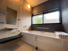 丙（下館駅） 1398万円 室内（2023年6月）撮影 脚がゆったり伸ばせる浴室はリラクゼーション空間。