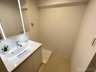 ライオンズマンションひばりヶ丘第二 玄関近くに配置された洗面室は帰宅後の手洗いに便利です。