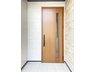 大原１（上福岡駅） 4280万円 木の温もりが感じられるシンプルな玄関ドアがお迎えします