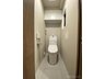 アーベイン・エス朝霞三原 快適な温水洗浄機能付。トイレ周りで利用する小物の収納に嬉しい収納棚付。
