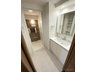 アーベイン・エス朝霞三原 白を基調とした清潔感のある洗面室。