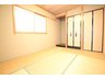 宮永市町 1580万円 １階の和室６帖です。リビングを通らずに玄関から直接出入りできます。来客用のお部屋はもちろん、収納部屋や子供の遊び場としても◎