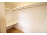 宮永市町 2580万円 主寝室のウォークインクローゼットです。照明と窓が付いています。
