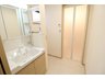 宮永市町 2580万円 洗面化粧台と洗濯機スペースの間に隙間収納があります。収納はスライド式で、どちら側からも使えます。