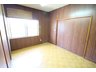 相川新町 1230万円 洋室６帖です。クローゼットあり。扉の向こうには６．５帖の和室があります。