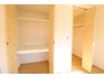 西美沢野町（加賀笠間駅） 2180万円 主寝室にはウォークインクローゼット（写真右）と押入タイプのクローゼット（写真左）があります。かさばる寝具を収納するスペースがあるのは嬉しいですね！