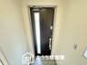 東鶉６ 2280万円 現地写真（玄関） 玄関には、大型のシューズ収納を設置しています。