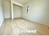 堀津町（新羽島駅） 1990万円 現地写真（寝室） 木目の美しさを際立たせるシンプルデザインの建具を使用しています。