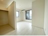 小野６（糸貫駅） 1666万円 現地写真（寝室） 木目の美しさを際立たせるシンプルデザインの建具を使用しています。