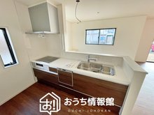 岩村町（岩村駅） 2540万円 現地写真（キッチン） 収納たっぷりのシステムキッチン、浄水器付水栓を標準装備しています。