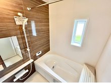 旦島中２ 1990万円・2190万円 現地写真（浴室） 浴室暖房乾燥機付き。１坪タイプで広々です。