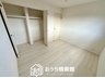 南濃町田鶴（美濃松山駅） 2380万円 現地写真（寝室） 木目の美しさを際立たせるシンプルデザインの建具を使用しています。
