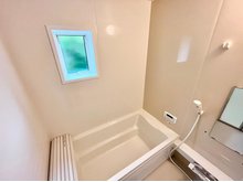 国府町 1980万円 現地写真（浴室） 浴室暖房乾燥機付き。１坪タイプで広々です。