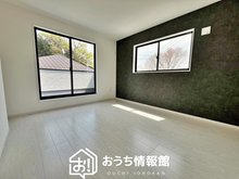 Terrechez　多治見市赤坂町　第１期　全３邸　【一戸建て】 現地写真（寝室） 木目の美しさを際立たせるシンプルデザインの建具を使用しています。