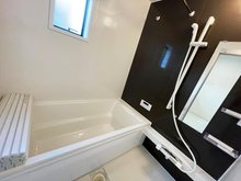 南鹿島町（亀山駅） 2680万円 現地写真（浴室） 浴室暖房乾燥機付き。１坪タイプで広々です。