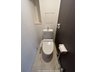 中古マンション　ライフインサーラ トイレ：トイレにもアクセントクロスを採用しオシャレな空間になっております。
