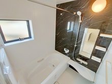 芋島４（高田橋駅） 2280万円 現地写真（浴室）　　　 浴室暖房乾燥機付き。１坪タイプで広々です。