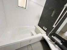 幸町（阿漕駅） 2180万円 現地写真（浴室） 浴室暖房乾燥機付き。１坪タイプで広々です。