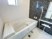 LIGNAGE　岐阜市上土居　第２２－１期　限定１邸　【一戸建て】 現地写真（浴室） 浴室暖房乾燥機付き。１坪タイプで広々です。