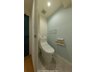 中古マンション　サーラシティ原島 トイレ：トイレ内にもアクセントクロスを使用し、明るい空間となっています。