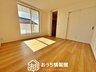 大字西阿倉川（阿倉川駅） 3398万円 現地写真（寝室） 木目の美しさを際立たせるシンプルデザインの建具を使用しています。
