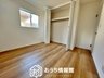 大字西阿倉川（阿倉川駅） 3398万円 現地写真（洋室） 木目の美しさを際立たせるシンプルデザインの建具を使用しています。