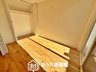 大字西阿倉川（阿倉川駅） 3398万円 現地写真（洋室） 木目の美しさを際立たせるシンプルデザインの建具を使用しています。