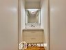 大字西阿倉川（阿倉川駅） 3398万円 現地写真（洗面台・洗面所） 鏡の両サイドは、必要なものを取出しやすく、大きな鏡面で朝の準備も快適。 使いやすいリフトアップ機能付きのシングルレバーシャワー水栓付です。