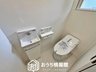 大字西阿倉川（阿倉川駅） 3398万円 現地写真（トイレ） 汚れてもサッとひと拭きでお手入れ簡単、エコ仕様の温水洗浄便座付きのトイレです。 バリアフリーにも配慮しています。