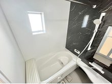 LIGNAGE　岐阜市茜町　第２２－１期　全５邸　【一戸建て】 現地写真（浴室） 浴室暖房乾燥機付き。１坪タイプで広々です。
