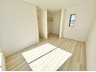 一身田平野（高田本山駅） 2080万円～2680万円 現地写真（寝室）　 木目の美しさを際立たせるシンプルデザインの建具を使用しています。