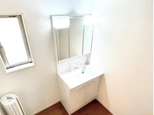 青柳町１ 2698万円 同仕様写真（洗面台・洗面所） 鏡の両サイドは、必要なものを取出しやすく、大きな鏡面で朝の準備も快適。 使いやすいリフトアップ機能付きのシングルレバーシャワー水栓付です。