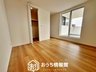 あかつき台３（暁学園前駅） 3098万円 現地写真（寝室） 木目の美しさを際立たせるシンプルデザインの建具を使用しています。