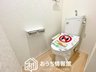 萱場南２ 2190万円 現地写真（トイレ） 汚れてもサッとひと拭きでお手入れ簡単、エコ仕様の温水洗浄便座付きのトイレです。 バリアフリーにも配慮しています。