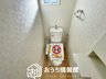 東川手３（岐南駅） 2290万円～2590万円 現地写真（トイレ） 汚れてもサッとひと拭きでお手入れ簡単、エコ仕様の温水洗浄便座付きのトイレです。 バリアフリーにも配慮しています。