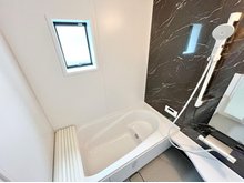 LIGNAGE　鈴鹿市長太新町　第２１－２期　全２邸　【一戸建て】 現地写真（浴室） 浴室暖房乾燥機付き。１坪タイプで広々です。