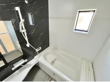 LIGNAGE　岐阜市黒野　第２２－１期　限定１邸　【一戸建て】 現地写真（浴室） 浴室暖房乾燥機付き。１坪タイプで広々です。