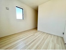 LIGNAGE　岐阜市黒野　第２２－１期　限定１邸　【一戸建て】 現地写真（洋室） 木目の美しさを際立たせるシンプルデザインの建具を使用しています。