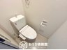 鵜沼各務原町３（名電各務原駅） 2700万円 現地写真（トイレ） 汚れてもサッとひと拭きでお手入れ簡単、エコ仕様の温水洗浄便座付きのトイレです。 バリアフリーにも配慮しています。