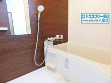 久宝寺グリーンマンション 浴室はリフォーム済となっております♪ 近年のユニットバスの仕様になりますので、お手入れやお掃除などが楽々ですよ☆ また棚もついておりますので、小物関係を置いて頂くが出来ます♪