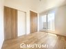 中山町（菖蒲池駅） 3580万円 現地写真（洋室） 木目の美しさを際立たせるシンプルデザインの建具を使用しています。