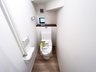 笠松２（りんくうタウン駅） 3548万円 ウォシュレット機能付きトイレは、清潔感がうまれる白色基調！ 窓付で、換気良好です
