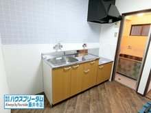 野里町（大和田駅） 380万円 盛り付け台キッチンスペースは広く、自慢の料理をのびのびと作れます。
