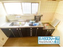 永畑町１（八尾駅） 1580万円 作業スペースが広々としておりますのでご家族でお料理を楽しんでいただけます♪キッチンに窓が設けられているので、換気もできますよ♪