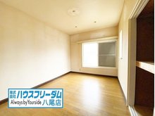 永畑町１（八尾駅） 1580万円 洋室床材のデザインはシンプルなデザインを採用しておりますので、家電や家具などの色味が合わせやすくなっておりますので非常に便利ですね♪ご家族でのインテリアをお楽しみ頂けます♪