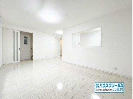 稲葉１（若江岩田駅） 3180万円 リビング建具は清潔感と統一感のあるホワイトをベースとした色となっています♪ 色が統一されておりますので、全体的なお部屋の雰囲気が明るく見えますね♪ 床のキズなど目立ちにくいので良いですね♪